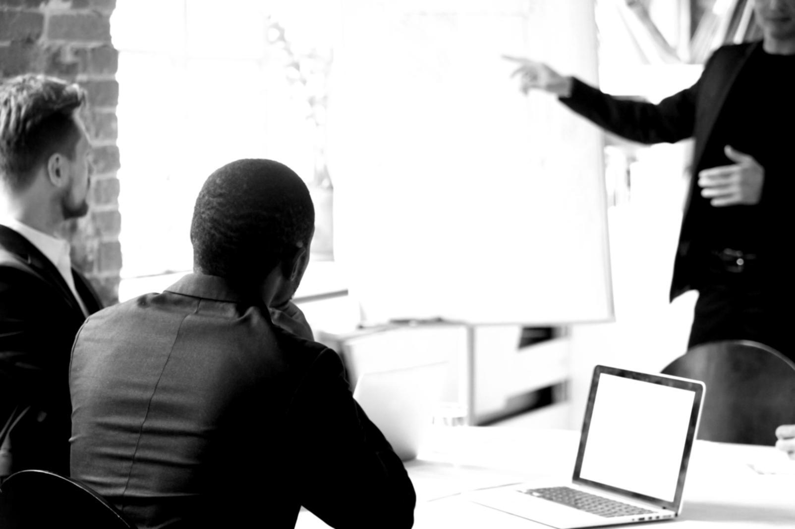 Finanzanalyse am Arbeitsplatz mit Dokumenten und Charts