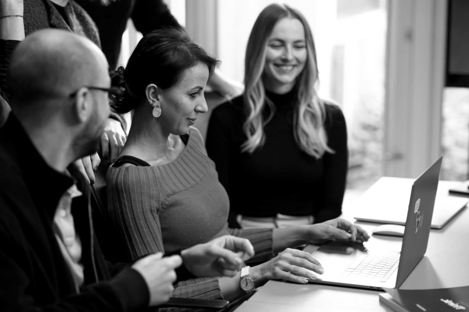 Team bei der Besprechung von Finanzkennzahlen