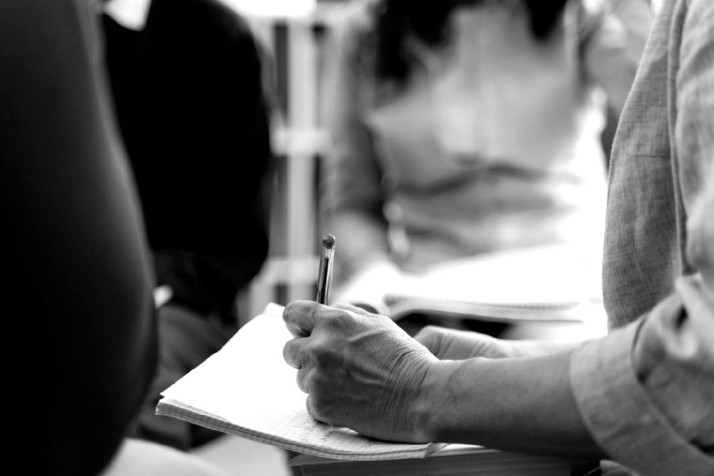 Moderner Seminarraum mit Teilnehmern bei einer interaktiven Finanzschulung